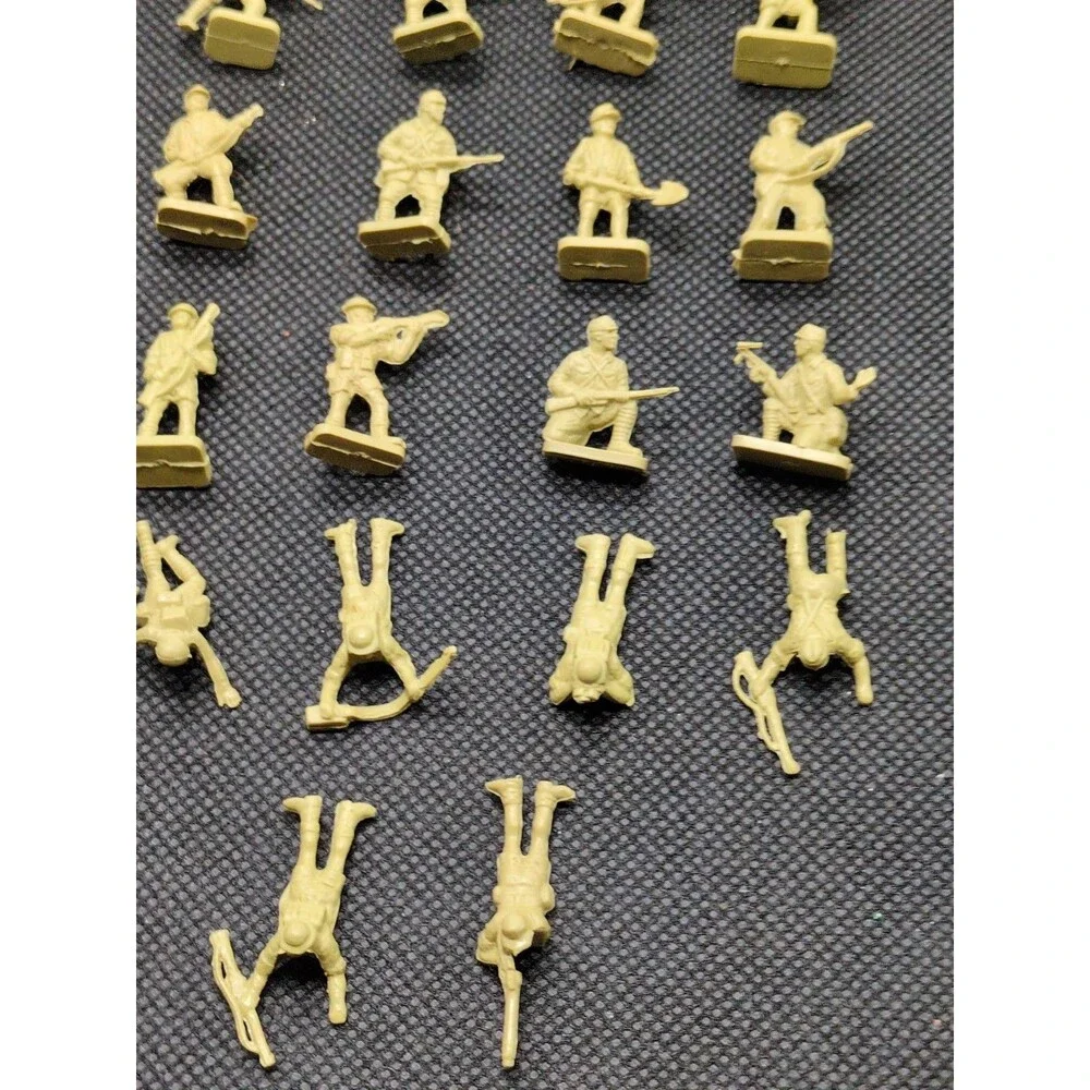 (33) Infantry Soldiers With Rifles Miniatures 1/72 Scale